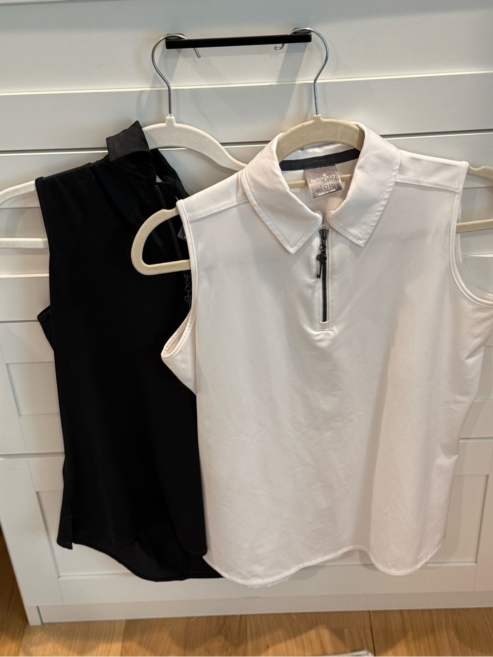 Belyn Key Sleeveless Zip sleeveless Polos - White and Black